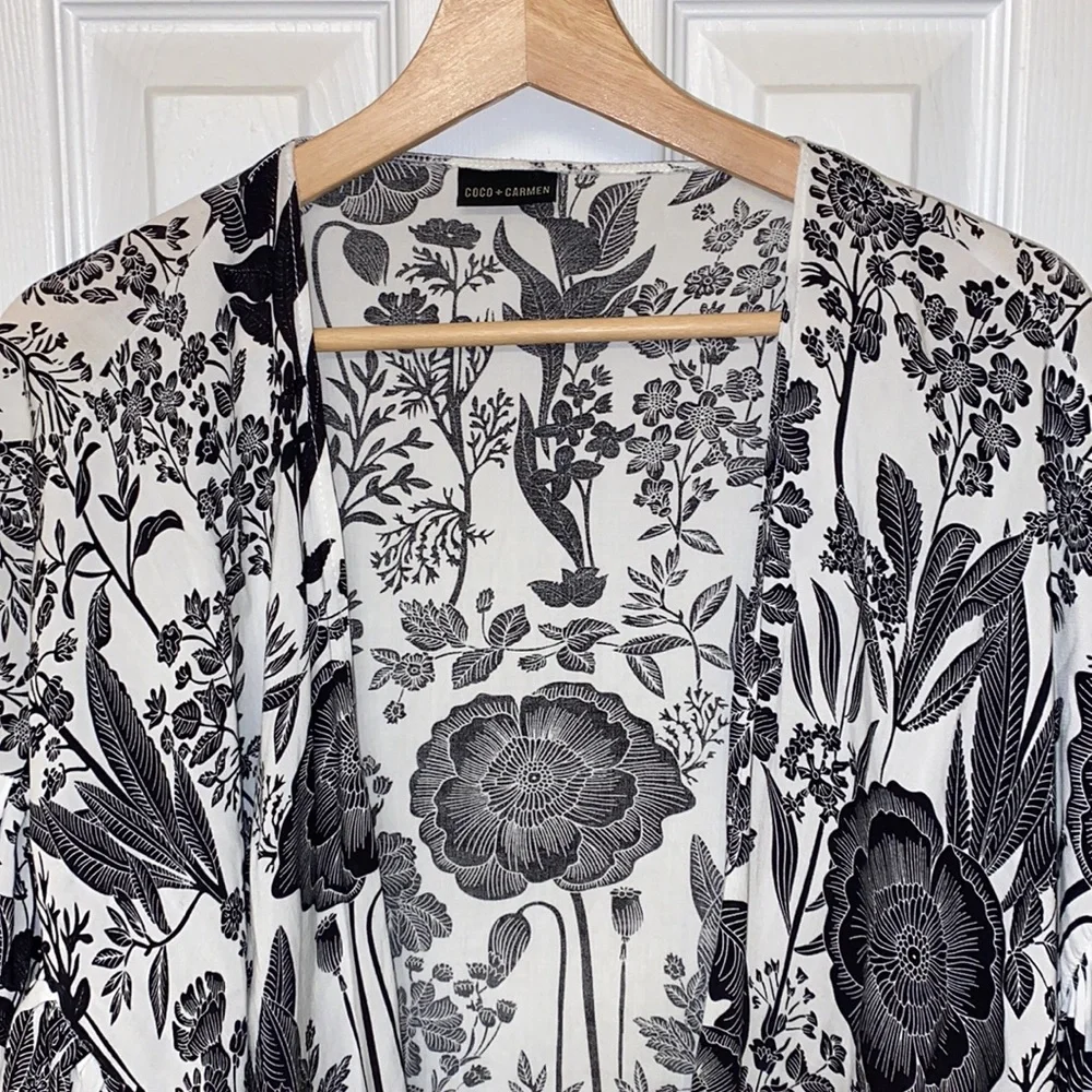 Coco + Carmen Women's White Black Floral Open Cardigan OS - Picture 2 of 8